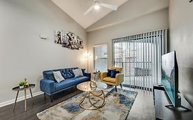 Loft Style 2Br Apt I Dallas City Center I Pool I Gym I Workspace I Pets